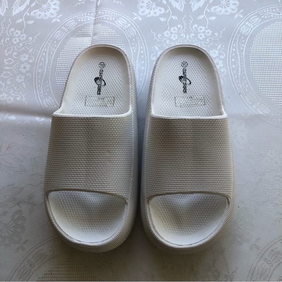Comfort Trendz Women’s Size 10 White Slip-On Rubber Flip-Flops Shoes Open-Toe - Picture 4 of 16